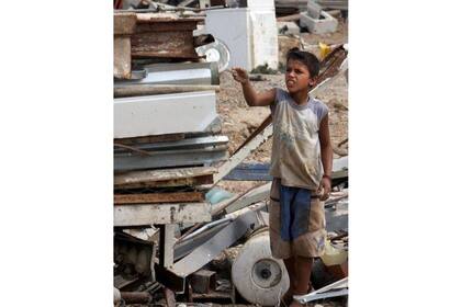 Muchos niños venezolanos, como el de esta foto, trabajan con sus familias recogiendo artículos de hierro y metal para reciclarlos y venderlos