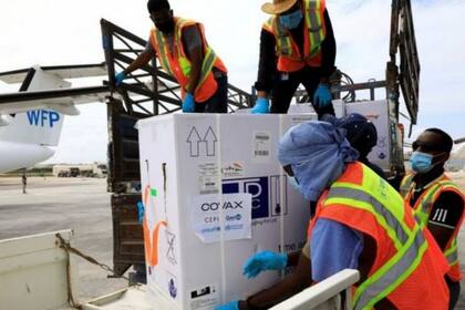 Muchos países porbes están esperando las entregas de vacunas de Covax