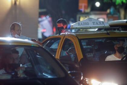 Muchos peones de taxis cruzaron de vereda y ahora conducen un vehículo particular para aplicaciones como Uber, Beat o Cabify