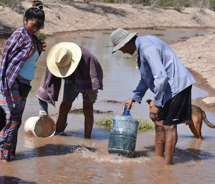 Muchos pobladores que viven cerca de la ribera del Mendoza se acercaron a aprovisionarse de agua