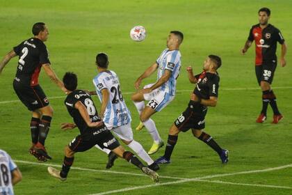 Muchos por aquí, varios por allá, pero la pelota no tiene dueño: Newell's y Atlético Tucumán no se sacaron ventajas