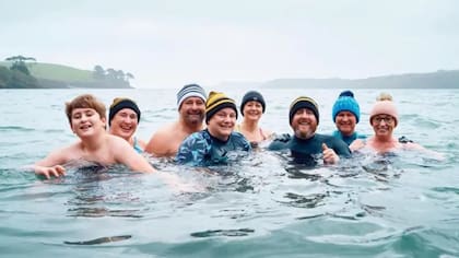 Muchos practican natación en agua fría porque alegan que tiene múltiples beneficios