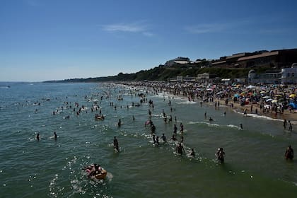 Muchos se metieron al mar para refrescarse en un día de calor, en Bournemouth