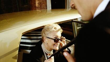 Muchos se quejan de que la mayoría de los casos de abuso sexual de menores por parte de mujeres mayores son cubiertos por los medios como algo erótico, divertido e incluso inofensivo. Foto: BBC Mundo