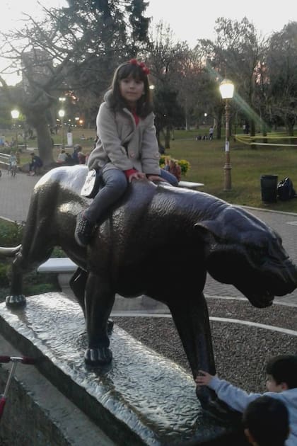 Muchos son los niños que se han subido a la escultura del yaguareté en el Parque Chacabuco
