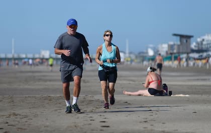 Muchos turistas mantiene sus rutinas deportivas o realizan actividades que les generan bienestartambién en la orilla del mar