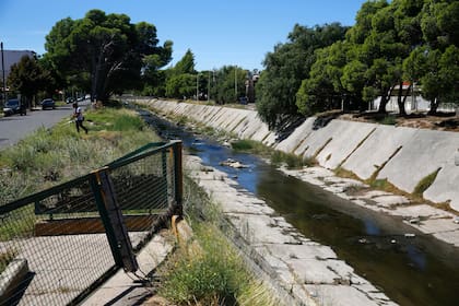Muchos vecinos consideran que son lentas las obras de limpieza del fondo del Canal Maldonado