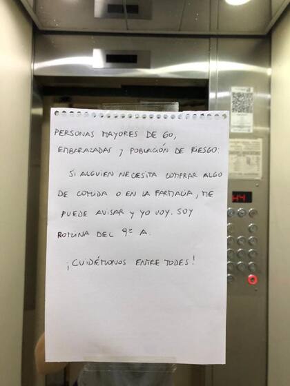 Muchos vecinos pegaron en el espejo de los ascensores carteles ofreciendo su ayuda y recibieron rápidamente pedidos.