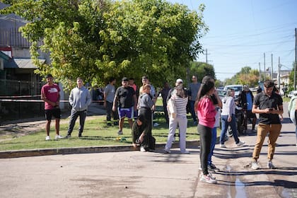Muchos vecinos permanecen en las esquinas desde las primeras horas, sin poder regresar a sus viviendas