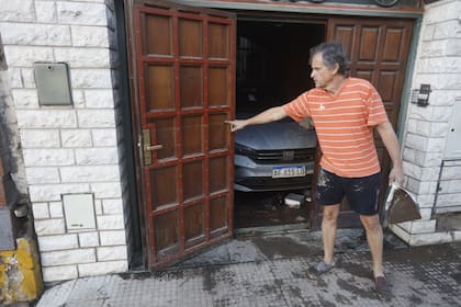 Muchos vecinos trataban de limpiar sus casas luego del desastre