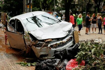 Muchos vehículos fueron levantados por el agua y resultaron dañados
