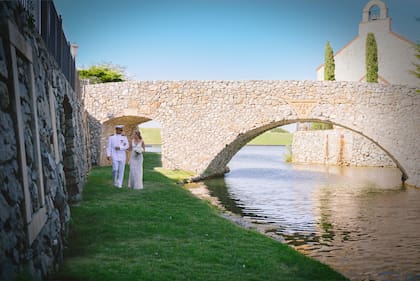 Muchos viajan a Adriatica Village, Texas, para celebrar su boda