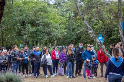 Muchos visitantes hacen fila a la espera de acercarse a la ermita de la Virgen del Cerro, en Salta