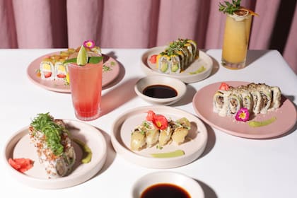 Mudrá también ofrece sushi, junto a otras variantes de platos sofisticados, la estética del espacio acompaña en tonos pasteles