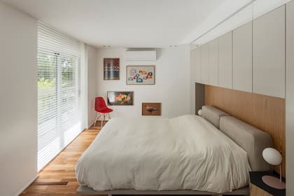 Mueble a medida con frente laqueado, panel de petiribí y cabecera tapizada (todo de Fallone Studio).