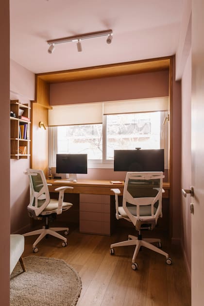 Mueble a medida laqueado y enchapado en roble. Apliques (KOLOR Iluminación). Estantería (Sur del Cruz). Alfombra (Elementos Argentinos).