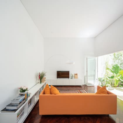 Mueble bajo hecho a medida por el estudio Michatekskarstad, responsable de toda la obra. Lámpara de pie ‘Dona’ (Glitter Iluminación). Sofá (Helmut Muebles).