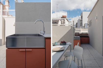 Mueble bajomesada de chapa (Hande Estudio y Zoros Design) pintado en ‘Red Cent’ (Sherwin Williams) con mesada de Purastone ‘Lime Stone’ (Marmolería Gaona). Piso de terrazo ‘Guggenheim’ (Quadri). Revoque Quimtex ‘Romano Mix X120’.
