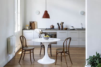 Mueble bajomesada es de MDF laqueado en ‘Colonnade Gray, SW7641’ (Sherwin Williams), un diseño de la arquitecta, que también eligió apliques chatos del mismo color de la pared para no interrumpir el fondo de cocina.