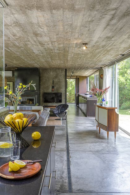 Mueble-bar con puertas corredizas estilo Mid-Century escandinavo (Castells).