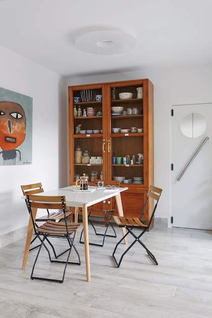 Mueble con alambre de gallinero heredado. La puerta vaivén con ojo de buey estaba y los nuevos dueños de casa decidieron mantenerla.