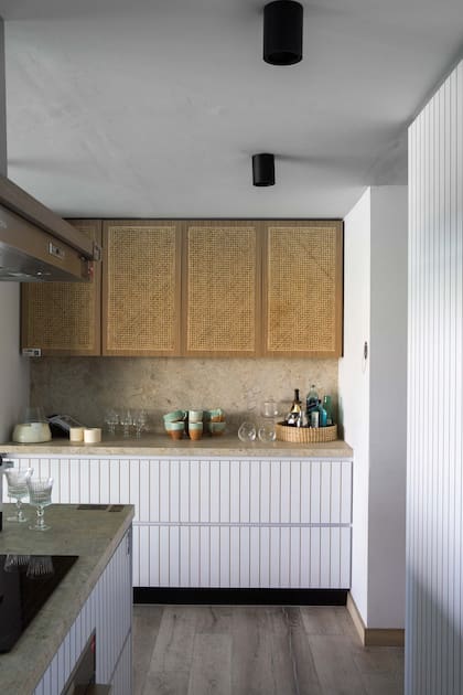 Mueble con bordes en melamina línea 'Mesopotamia' de FaPlac y esterilla francesa (Wood Market). Objetos (Barro Alfarería). Velones (Socie).