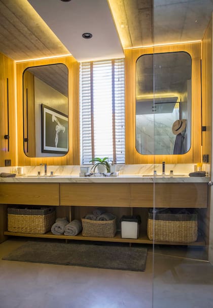 Mueble con doble bacha, espejos y accesorios en negro diseñados por Daniela Urzi y hechos a medida.