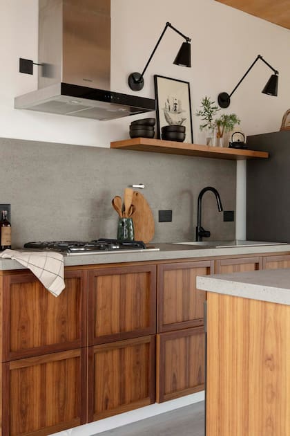 Mueble de cocina (diseñados y fabricado por el Estudio). Bacha y grifería (Ponthus), heladera (Samsung) que el dueño de casa ya tenía, apliques de pared (Dimm).