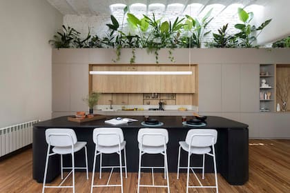 Mueble de guardado diseñado por Simple Arquitectos y construido por NS Amoblamientos en melamina (Egger), al igual que la estructura de la isla con tapa de granito ‘Brasil Leather’.