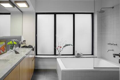 Mueble de lenga, mesada de mármol de Carrara, pintura de Máximo Elizondo. Calcáreos en formato grande dan una noción de modernidad matizada por la simpleza de su acabado mate rugoso sin biselado.