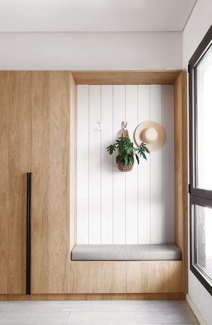 Mueble de melamina ‘Hickori Natural’ (Egger) y machimbre pintado de blanco, con miméticos ganchos y colchoneta, diseño de Maga Muchnik y Leila Wainstein.