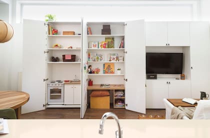 Mueble de melamina símil laqueada (Cántaro-Bardó) con herrajes ‘Pux’ (Zen Design).