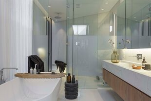 Mueble de nogal con mesada de Neolith ‘Montblanc’ (De Stefano). Tocho de incienso quemado (EstudioPet).