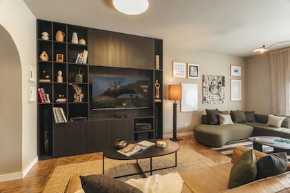 Mueble de TV y equipo de audio hecho en MDF negro con veta (Egger), diseñado junto con Latitud 34. Sofa Tufa camel de cuero (Divino). Mesa ratona de chapa (La Ibérica). Alfombra de yute (Galpón Imports).