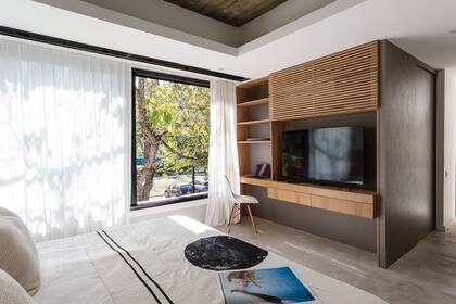 Mueble de TV y escritorio (César Lago). Pie de cama (Pezkoi Deco)