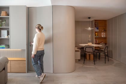Mueble diseñado por el Estudio en MDF laqueado en color 'Versatile Grey' de Sherwin Williams y enchapado de roble americano.