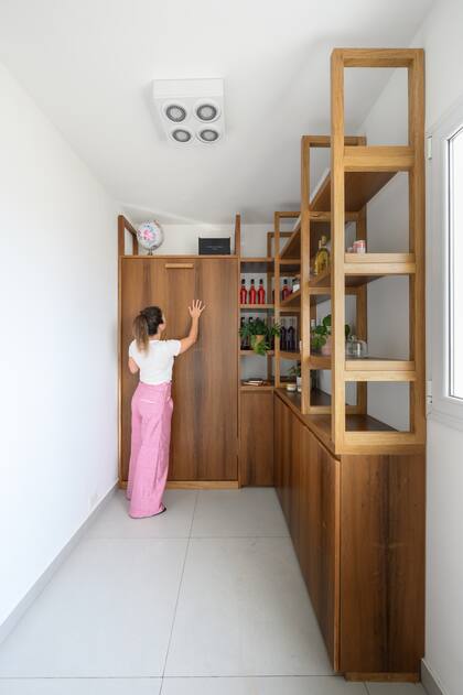 Mueble 'E' hecho a medida en petiribí natural con terminación en laca poliuretanica semimate (Siuk Objetos).