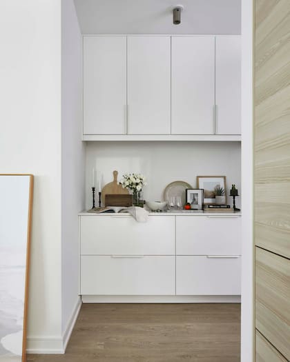 Mueble en dos alturas diseñado por Mabel Design Co. y ejecutado a medida por Azizing Design.