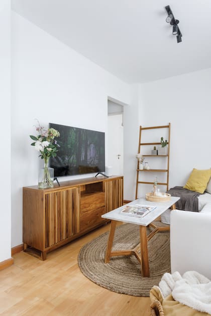 Mueble enchapado con cajones y frente varillado de madera maciza ideado junto con Casa Leoplodo