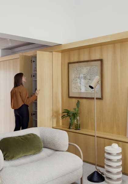 Mueble enchapado en guatambú natural (diseño Estudio Pipkin). Luminaria ‘Superestudio Baja’ y sillón ‘La Vuelta’ de un cuerpo (La Feliz).