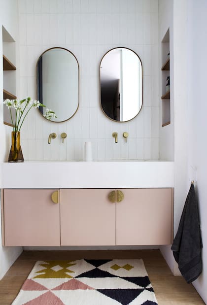 Mueble laqueado en rosa viejo (San Isidro Interiores), alfombra ‘Boho’ (Seara Ñañay), alzada de azulejos vainilla (Syria Cerámicos), grifería de pared (Ágata Faucets). Espejos (La Vidriería). Florero ámbar (Édition Tupé).