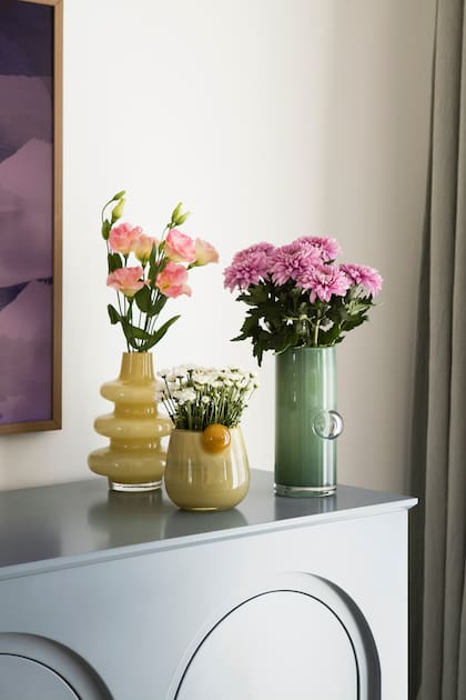 Mueble laqueado hecho a medida, con floreros ‘Hanley’ y ‘Vera’.