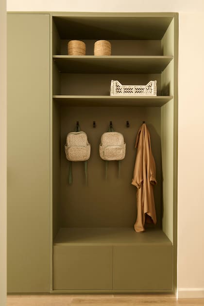 Mueble recibidor de melamina 'Safari' (Faplac), la misma que se usó para el equipamiento de la cocina y el comedor.