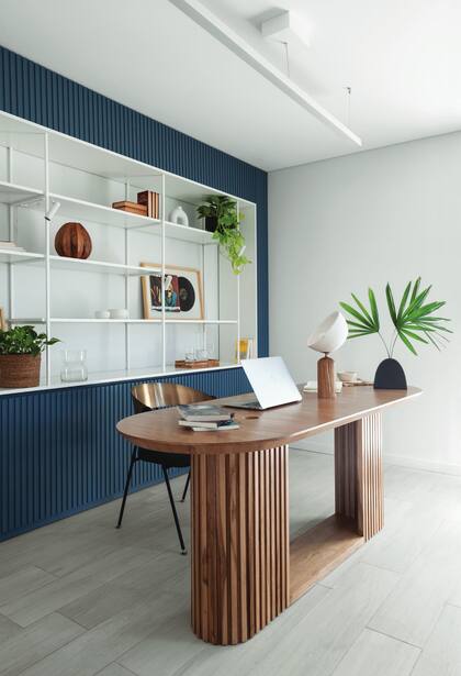 Mueble varillado laqueado en azul ‘Into The Stratosphere 0627’ (Sinteplast) con estantería metálica blanca y escritorio de petiribí (todo de Muchnik y Wainstein). Lámpara de mesa ‘Ilse’ (I Wish + ThiaraK).