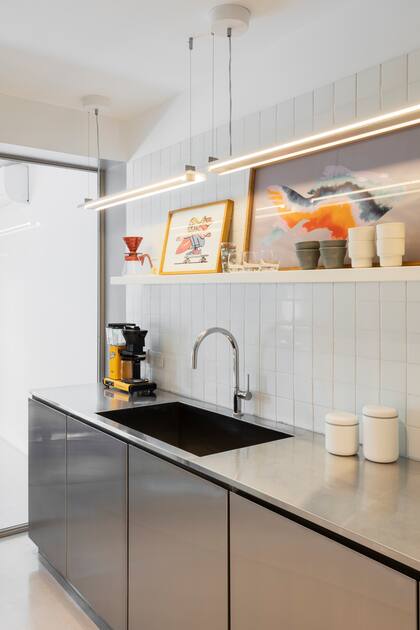 Mueble y mesada de acero inoxidable (Fallone Studio por Inox Atelier). Grifería (Folk Designer). En la esquina, la cafetera de filtro de culto 'KBG Select' (Moccamaster).