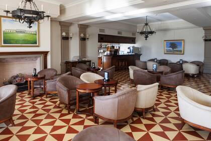 Muebles clásicos y espacios generosos definen los interiores.