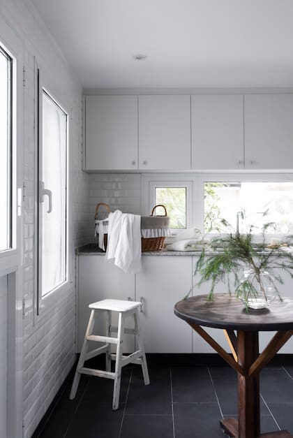 Muebles (Cucina Bella). Canasta, mesa y escalerita antigua (Decovintage New). Florero (Philippa Deco Boutique).