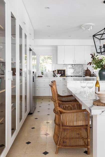 Muebles (Cucina Bella). Sillas (Compañía Nativa).