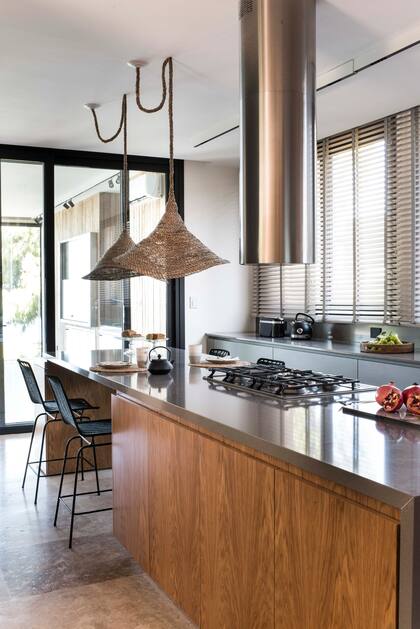 Muebles de Arquimadera y mesadas en Silestone ‘Gris Expo’ (Ragolia). Banquetas (Increa)