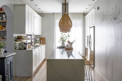 Muebles de cocina ‘Celebración’ blanco mate (De Otro Tiempo). Mesadas de Silestone ‘Calacatta’ (Ragolia). Banquetas (Basket Shop). Lámparas de techo (Compañía Nativa). 